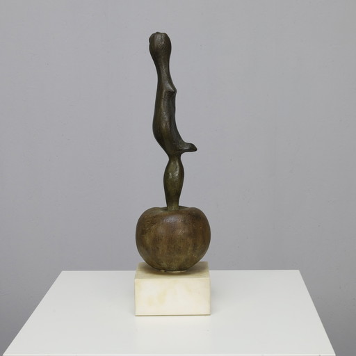 Sculpture Femme sur pomme par Godfried Pieters