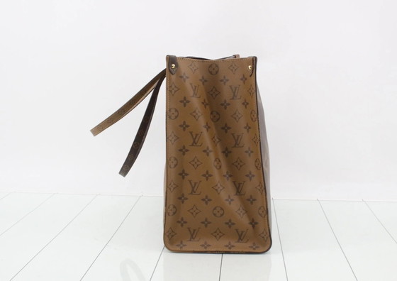 Monogram Giant Reverse OnTheGo GM 2-Weg Tote tas, Louis Vuitton, Tote tassen, Leer, Textiel, Beige (foto 3 van 15)