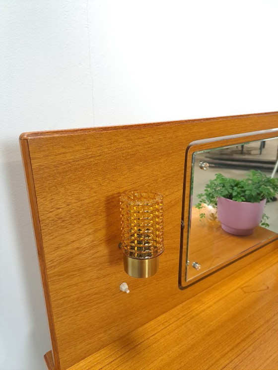 Image 1 of Tavolo da trucco con specchio e lampada dalla Svezia