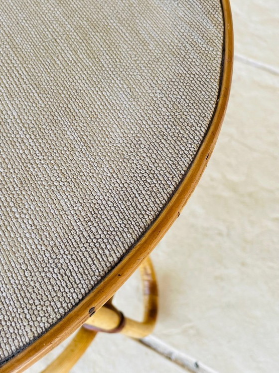 Image 1 of Mesita auxiliar de bambú y ratán de mediados de siglo, década de 1960.