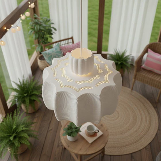 Image 1 of Una graziosa lampada a sospensione che emana una luce calda e accogliente.