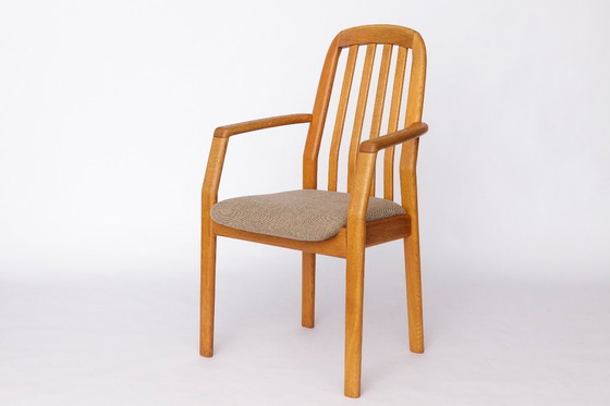 Image 1 of 1 van de 5 vintage Dyrlund fauteuils in eikenhout, jaren 70 | Deense Mid-Century Modern eetkamerstoelen, lichtgrijze bekleding |