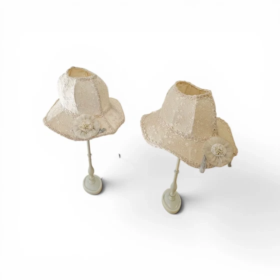 2 x Lampade barocche con forma unica a cappello, realizzate in pizzo e decorate con un grande fiore (photo 11 of 11)