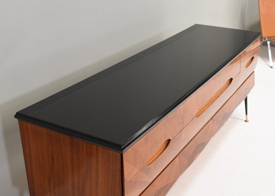 Image 1 of Credenza italiana attribuita a Vittorio Dassi in noce, vetro e ottone - anni '50