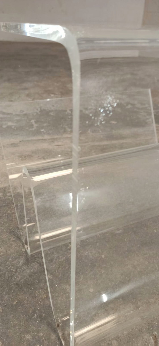 Image 1 of Table d'appoint vintage en plexiglas avec porte-revues