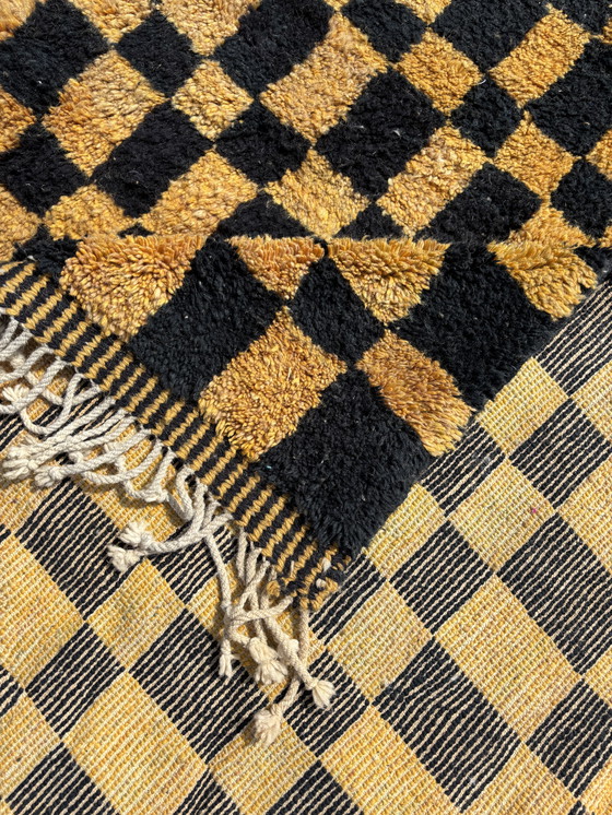 Image 1 of Tapis marocain Mrirt 250x330 cm, Tapis moderne orange et noir, Authentique tapis marocain