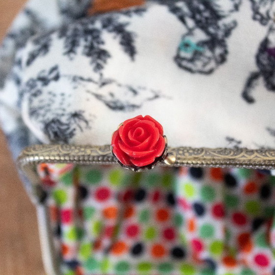 Image 1 of Portefeuille Toile de Jouy, trousse à maquillage à motif baroque et fermoir rose