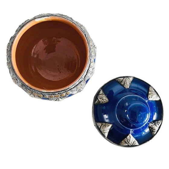 Image 1 of Pot marocain en céramique avec couvercle, boîte à bijoux en argent à filigrane bleu.