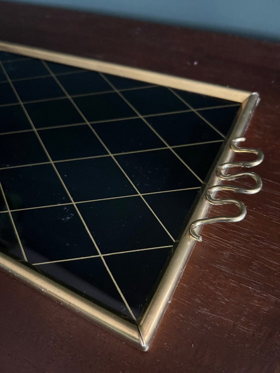 Image 1 of Vassoio rettangolare di metà secolo in vetro nero con motivo a rombi dorati 1950 ca.