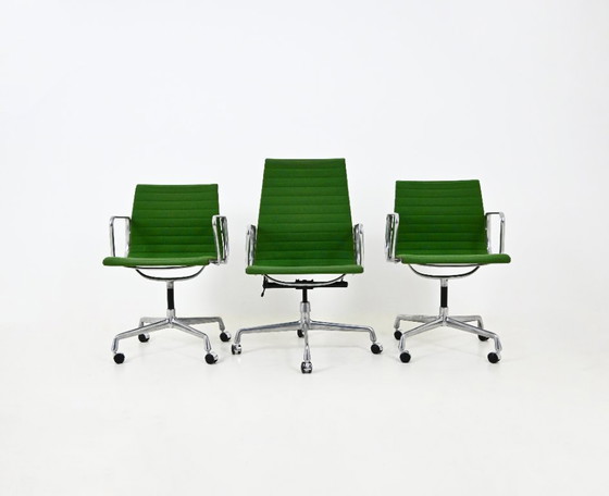 Sedie da ufficio di Charles & Ray Eames per Herman Miller, anni '70, set di 3, Tessile, Alluminio, Verde (foto 3 di 11)