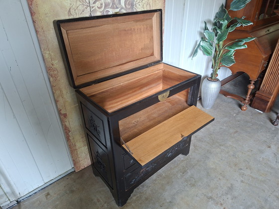 Image 1 of Antike chinesische Kommode mit Chinoiserie-Dekor, mit 2 Klappen und 3 Schubladen, Maße 91 x 46 cm und 79 cm hoch.