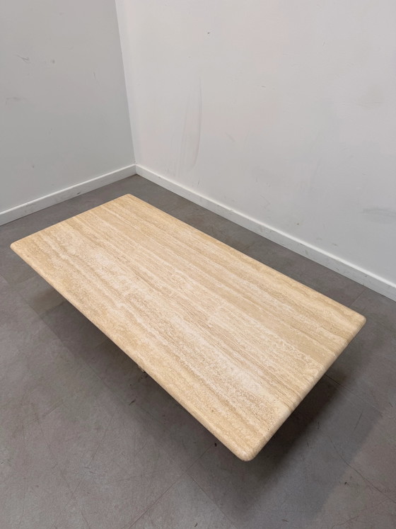 Travertin Couchtisch mit skulpturalem Sockel – Couchtische (photo 3 of 7)