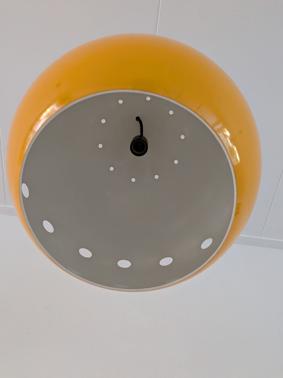 Grande lampada a sospensione Space Age a occhio di bue giallo ocra, Lampade a sospensione, Metallo (foto 4 di 6)