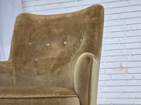 Image 1 of Poltrona danese con schienale alto, anni '70, rivestimento in velluto verde chiaro.