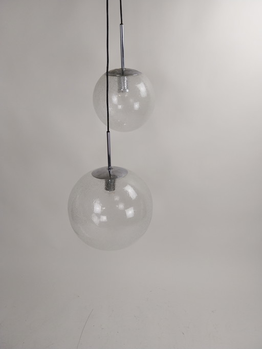 1 ensemble de 2 lampes suspendues à boule en verre par Peill et Putzler 1970