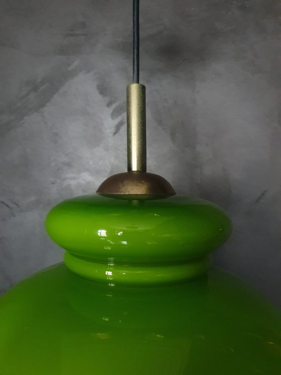Image 1 of Lampe suspendue de l'ère spatiale / Mid Century d'un vert profond avec un abat-jour en verre opalin.