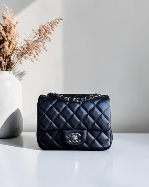 Borsa Chanel Classic Flap Mini Square - 17 cm in pelle di agnello trapuntata nera con finiture argentate, serie 26