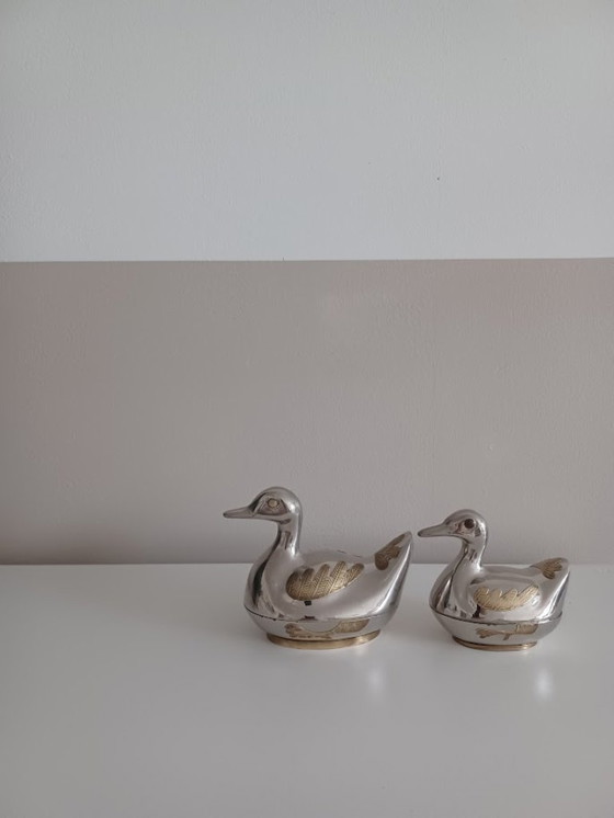 Image 1 of Vintage koppel tinnen eendjes met koper. Opbergdoosjes.