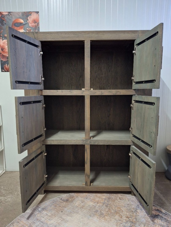 Image 1 of Robuster Aufbewahrungsschrank aus massiver Eiche, neu