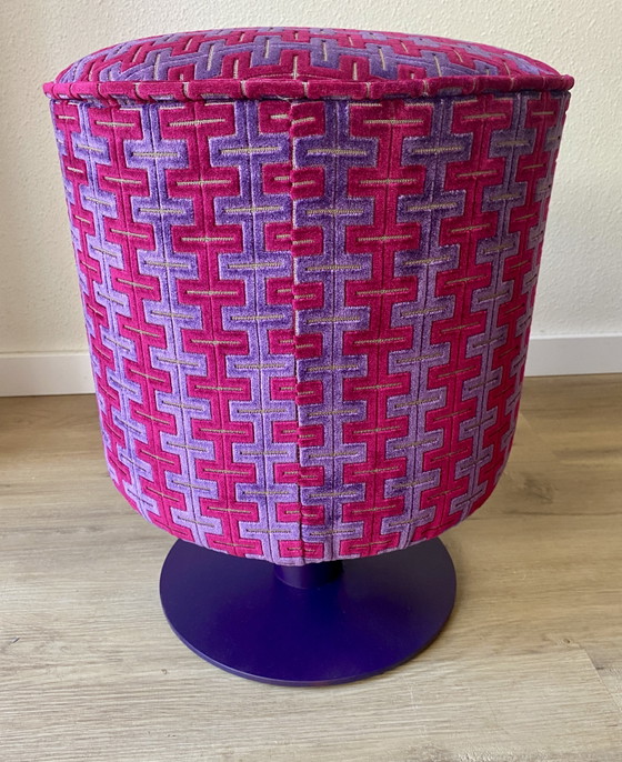 Un oggetto d'arredo unico e accattivante, realizzato con materiali di riciclo: un pouf con il design di (photo 8 of 12)