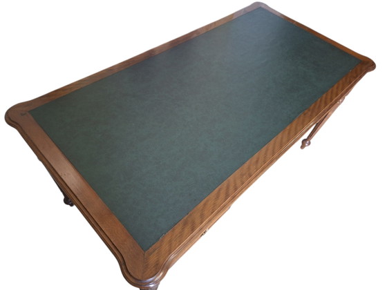 Bureau anglais classique avec incrustations de cuir, bel aspect vieilli, dimensions 155x80cm et 77cm de (photo 4 of 5)