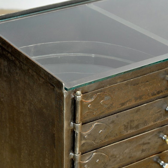 Image 1 of Armario industrial, circa 1930