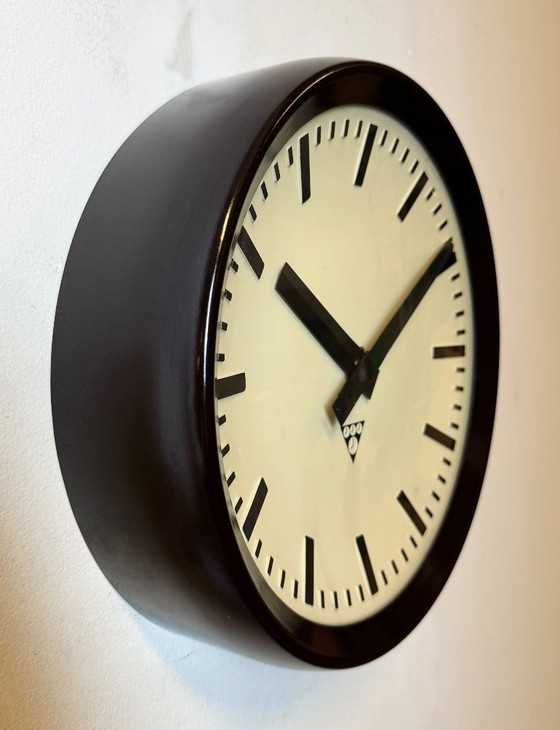 Image 1 of Orologio da parete industriale in bachelite di Pragotron, anni '60