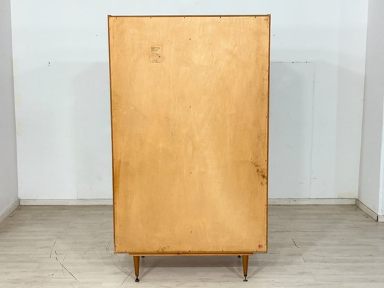 Image 1 of Armadio vintage degli anni '60: impiallacciatura in noce di grande effetto e design di metà secolo.