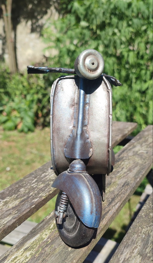Industriële scooter in Vespa-stijl, genummerd