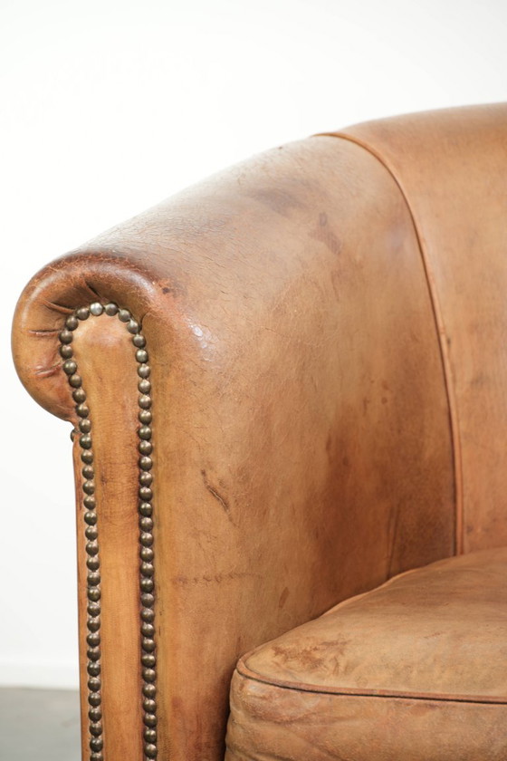 Fauteuil club robuste en cuir de mouton couleur cognac clair, avec clous décoratifs – Wood, Klassiek (photo 10 of 12)