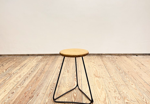 Tabouret avec structure en acier et assise en bois de chêne