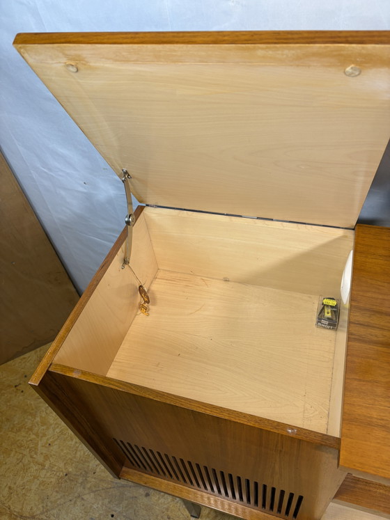 Image 1 of Mid-century retro vintage dressoir van gevlamd teakhout met radiogram – Loewe radio en platenspeler (jaren 1960-1970)
.