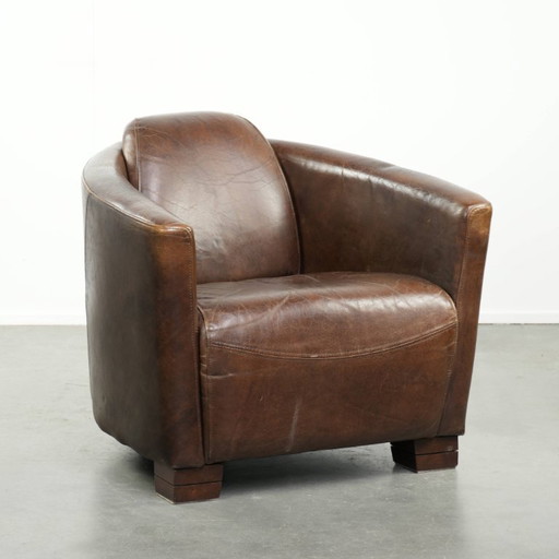 Karaktervolle en stoere donker cognac bruine rundleren Aviator design fauteuil/ armchair met een interessante vorm
