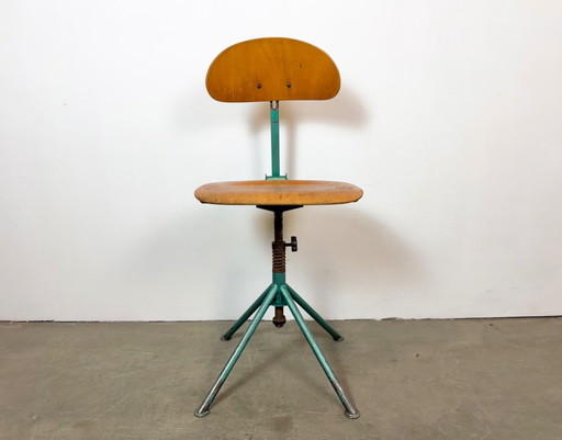 Chaise d'atelier industrielle vert foncé, années 1950 – krukjes, Iron (photo 2 of 18)