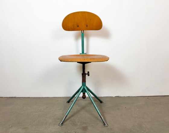 Chaise d'atelier industrielle vert foncé, années 1950 – Tabourets, Iron (photo 2 of 18)