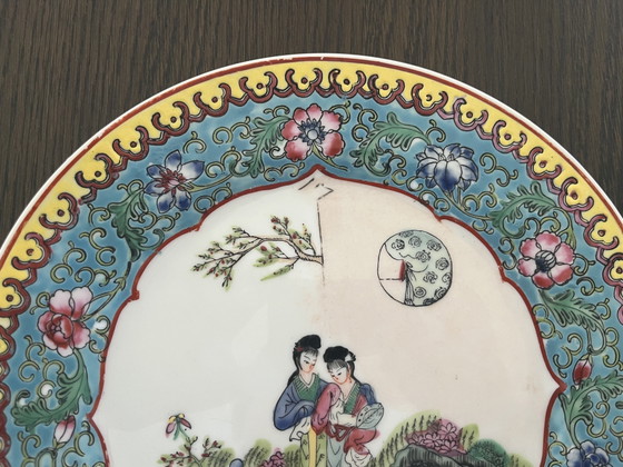 Image 1 of Plato decorativo de porcelana china pintado a mano – Jingdezhen – Famille Rose – Ø27 cm