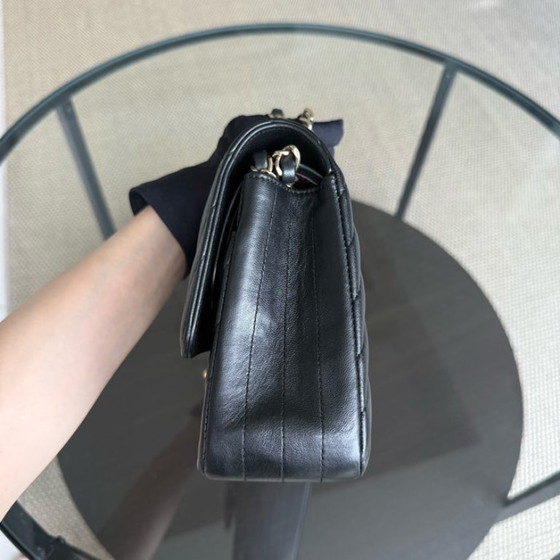 Image 1 of Borsa Chanel Classic Flap Medium - 25 cm in pelle di agnello con motivo chevron, nera, con finiture dorate, serie 23