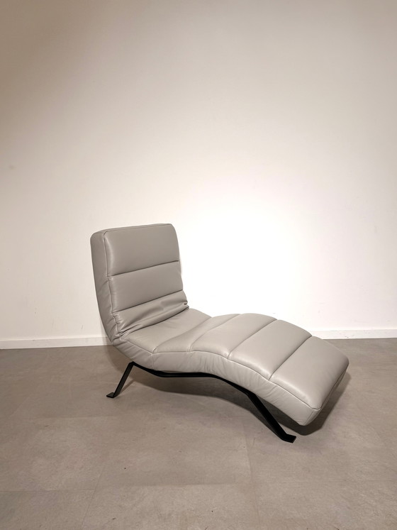 Chaise longue moderna de cuero (photo 2 of 7)