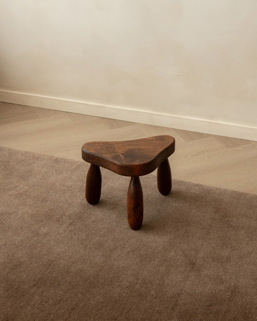 Tabouret trépied brutaliste français en chêne massif, années 1950 – krukjes, Wood (photo 2 of 7)