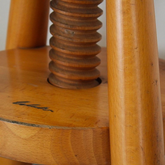 Image 1 of 2 taburetes giratorios de mediados de siglo en madera de abeto al estilo de Charlotte Perriand