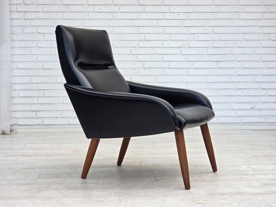 Image 1 of Deense fauteuil uit de jaren 70, zwart kunstleer, poten van teakhout.