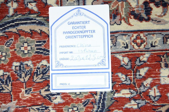 Image 1 of Alfombra antigua original de estilo chino de Isfahán anudada a mano, 203 x 125 cm, en perfecto estado.