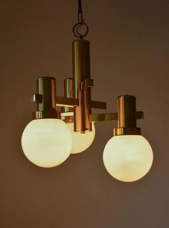 Lampadario vintage Gaetano Sciolari in ottone e vetro opalino, 3 luci, anni '70 – Brass, Space Age (photo 7 of 9)