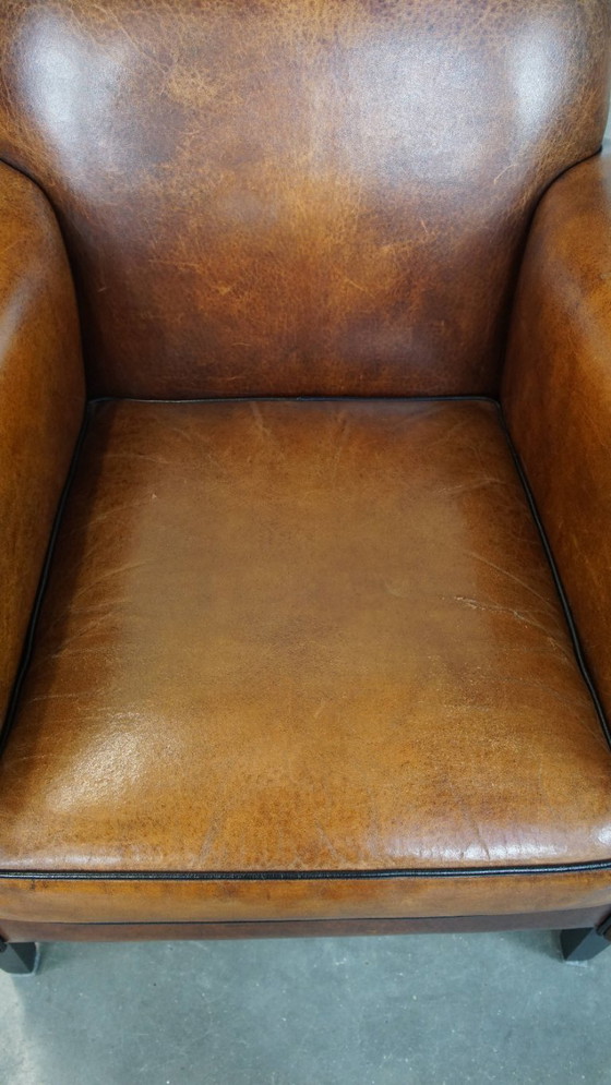 Image 1 of Sillón de diseño Art Déco en buen estado, con un acabado elegante y ribetes negros.