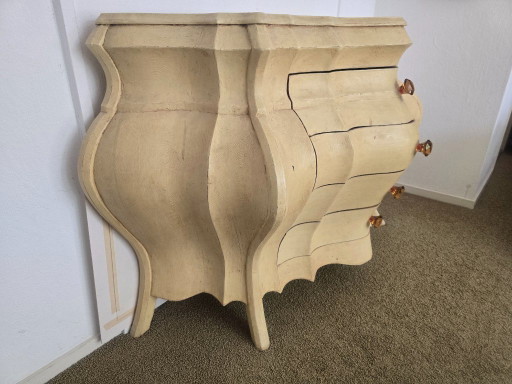 Wellige Holzkommode