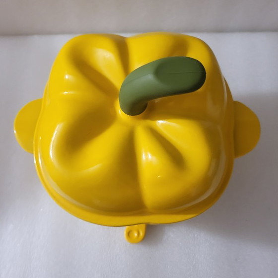 Image 1 of Enamelled cast iron casserole dish, yellow bell pepper