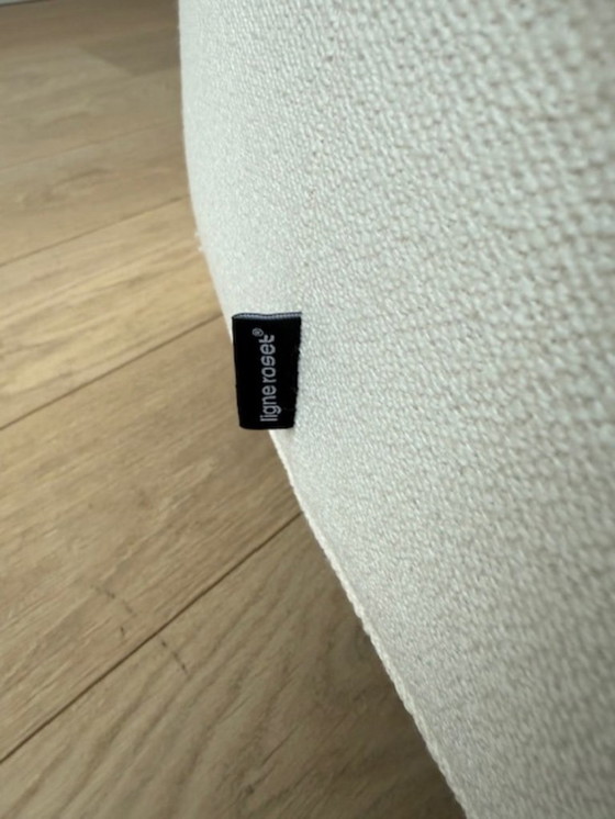 Image 1 of Divani Taru Ligne Roset blu e crema, poggiapiedi. Set in ottime condizioni.