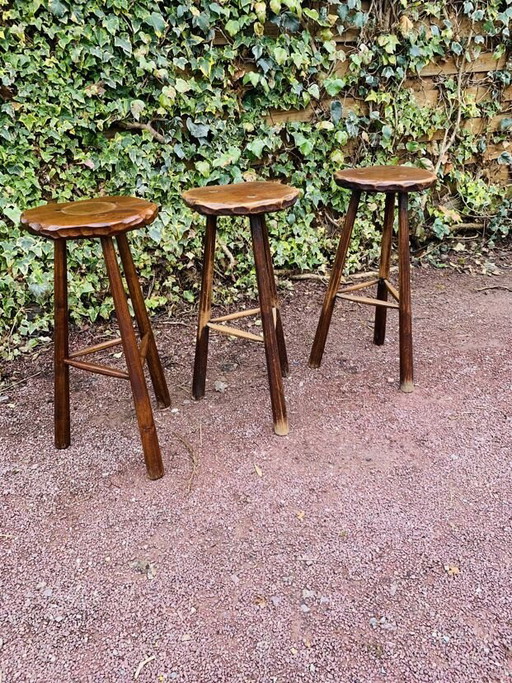 Ensemble De Trois Tabourets Tripodes Brutalistes