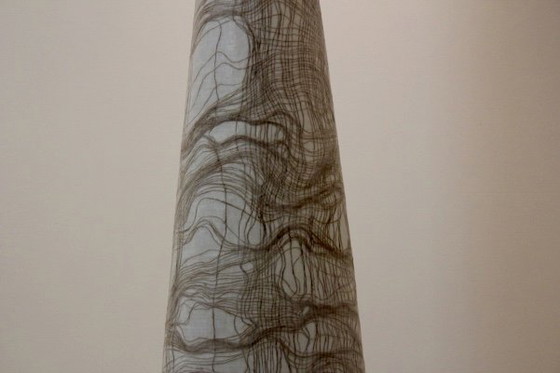 Lampadaire Lumen par Lawrence Kwakye, Bois, Métal (photo 4 sur 9)