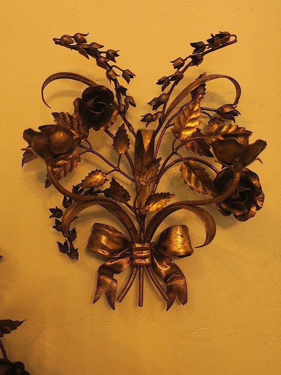 Image 1 of Par de candelabros dobles de pared chapados en oro con rosas, de Hans Kögl, década de 1960.